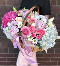 Цветочная композиция из Розы, Хризантемы, Пионы и Лизиантусы в корзине в Домодедово