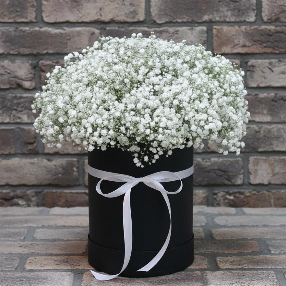 Цветочная композиция из Гипсофила в шляпной коробке в Домодедово