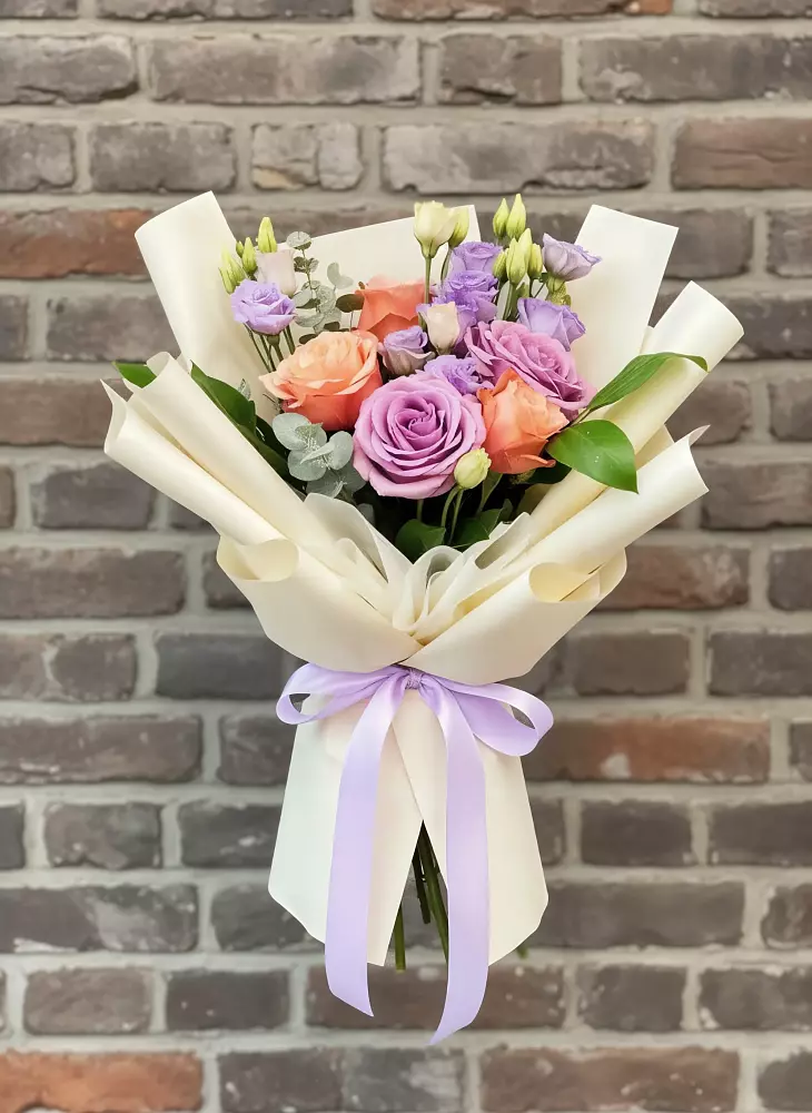 Букет цветов из: Лизиантусы и Розы в Домодедово