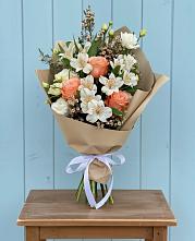 Букет цветов из:  Альстромерии, Лизиантусы, Розы и Хризантемы в Домодедово