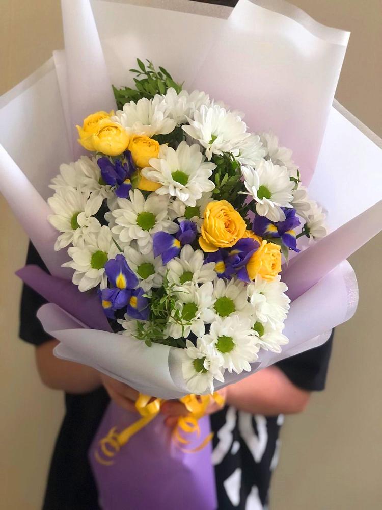 Букет цветов из: Ирисы, Хризантемы и Розы в Домодедово
