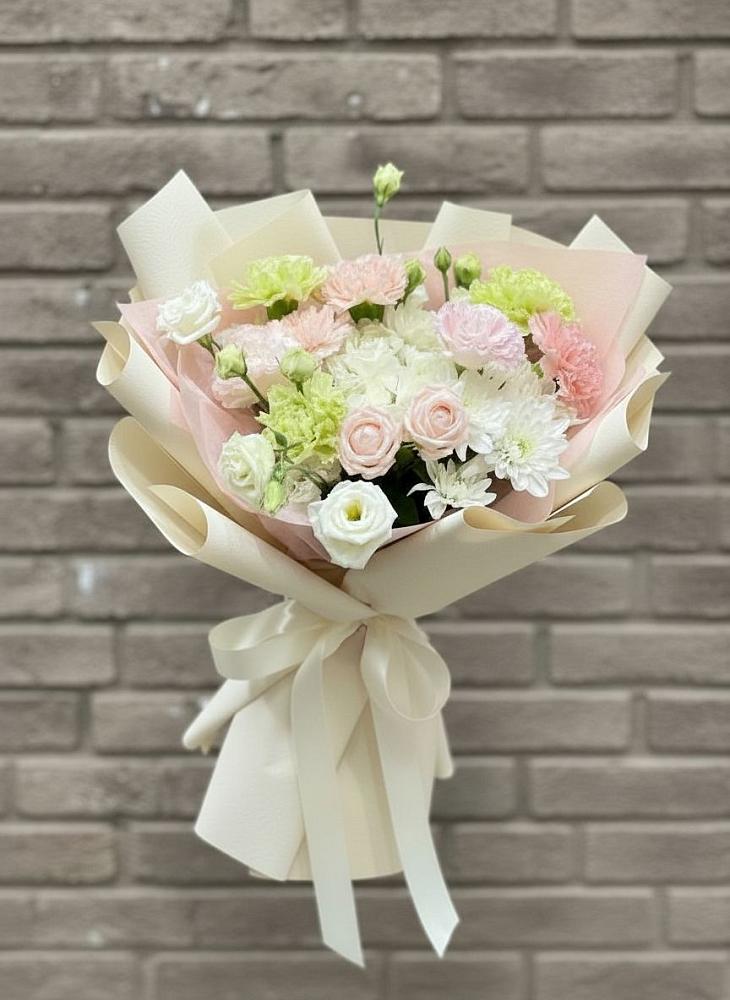 Букет цветов из: Гвоздики, Розы, Лизиантусы и Хризантемы в Домодедово