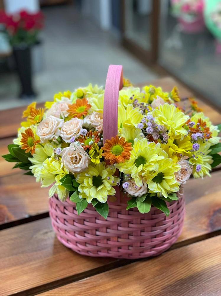 Цветочная композиция из Хризантемы и Розы в корзине в Домодедово