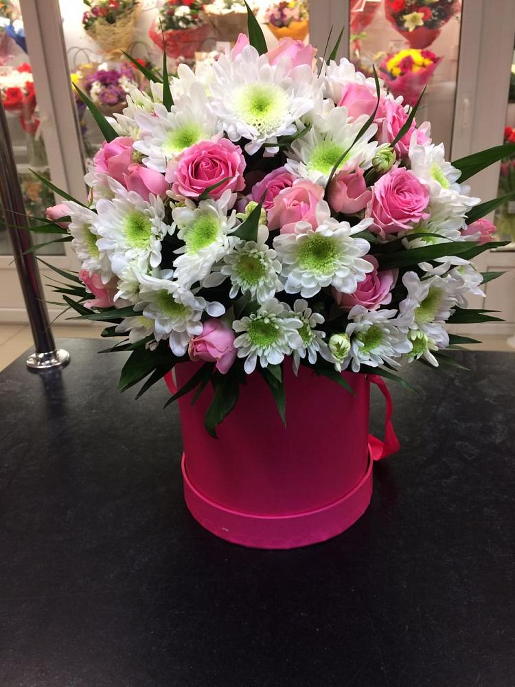 Цветочная композиция из Розы и Хризантемы в шляпной коробке в Домодедово