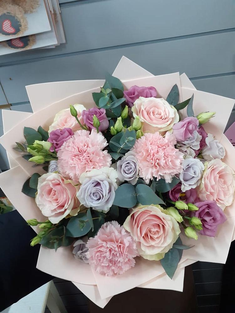 Букет цветов из: Розы, Гвоздики и Лизиантусы в Домодедово