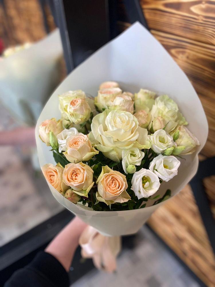 Букет цветов из: Розы и Лизиантусы в Домодедово